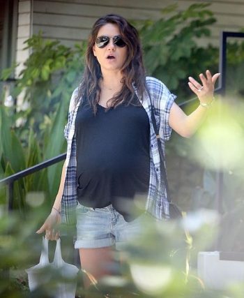 Mila Kunis, grávida, em Los Angeles, nos Estados Unidos