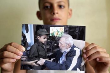 Marlon Méndez, admirador de Fidel Castro, mostra foto dele com Fidel, em San Antonio de los Baños, nos arredores de Havana.