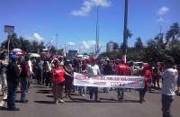 Servidores municipais em greve realizam protesto em Maceió