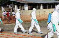 Até o momento, mais de 60 profissionais de saúde morreram depois de trabalhar com pacientes infectados pelo vírus ebola.