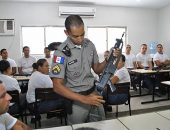 Instrutor dá aula sobre utilização de fuzil para recrutas