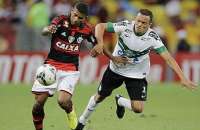 O volante Ralf sofre falta na partida entre Corinthians e Bragantino