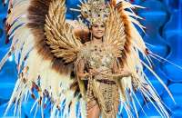 Candidatas à coroa de Miss Brasil fazem desfile de traje típico