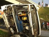 Ônibus foi atingido por um veículo do transporte complementar e caiu do viaduto na rodovia
