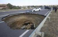 Carro caiu em cratera na Crimeia, causando a morte de seis pessoas