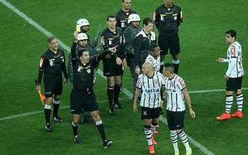 Jogadores do Corinthians ficaram revoltados com a arbitragem depois do fim do jogo em Itaquera