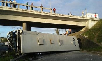 Ônibus foi atingido por um veículo do transporte complementar e caiu do viaduto na rodovia