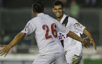 Dakson comemora seu gol para o Vasco na vitória sobre o Joinville pela Série B