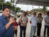 O prefeito Henrique Madeira entregou as chaves da “Ambulancha”, de uma caminhonete e de uma lancha à secretária de Meio Ambiente, Edjanete Cândido.
