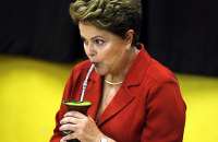 A presidente Dilma Rousseff toma chimarrão depois da votação do segundo turno, na manhã deste domingo (26), em Porto Alegre