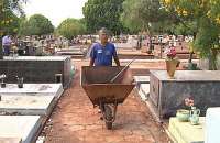 Osmir é um dos três coveiros que ainda trabalham no Cemitério de Barretos