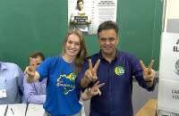 Aécio Neves vota em Minas Gerais acompanhado da mulher