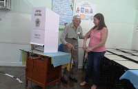 José dos Santos votando no Centro de Montes Claros neste domingo (26)