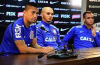Ralf, Fábio Santos e Renato Augusto em entrevista coletiva no CT do Corinthians