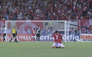 Jogadores do América-RN comemoram gol na vitória sobre o Vasco pela Série B