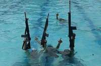 Bandidos fazem “nado sincronizado” com fuzis na vila olímpica