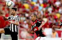Alan Santos sobe para cabecear a bola no meio de campo; Santos venceu o Flamengo neste sábado por 1 a 0, em jogo válido pela 26ª rodada do Campeonato Brasileiro