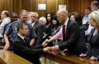 Oscar Pistorius é consolado por seus familiares após ser condenado a 5 anos de prisão nesta terça-feira (21)