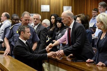 Oscar Pistorius é consolado por seus familiares após ser condenado a 5 anos de prisão nesta terça-feira (21)
