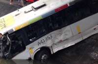 Dois ônibus bateram na Rua Visconde de Albuquerque, no Leblon