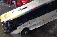 Com o impacto da batida, ônibus caiu em canal na Rua Visconde de Albuquerque, no Leblon