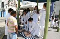 Estudantes de Medicina medem pressão arterial e fazem demonstrações de suporte básico à vida em campanha no centro de Maceió sobre as arritmias cardíacas