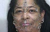 Regina Mays, de 52 anos, chamou atenção da polícia por causa dos dezenas de piercings no rosto.