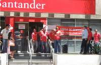 Bancários paralisam agências do Santander para exigir avanços no Aditivo