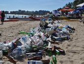 Depois de evento náutico, banhistas se deparam com lixo