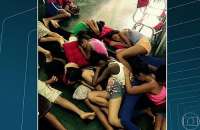 Crianças deitaram no chão de uma escola no interior da Maré durante tiroteio