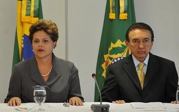 Dilma ao lado de Edison Lobão, ministro de Minas e Energia: “Dilma é a rainha da energia no Brasil. Essa área é dela, as decisões são dela”, crava o cientista político