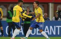 Roberto Firmino recebe o carinho do craque Neymar após marcar um golaço e garantir a vitória do Brasil