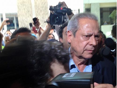 O ex-ministro José Dirceu chega para audiência na Vara de Execuções Penais do DF