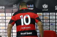 Adriano mostra a camisa 10 em apresentação no Flamengo