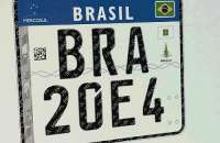 No lado direito da placa, ficarão as bandeiras do Brasil, do estado e do município de registro do veículo. A placa acima será usada em motocicletas
