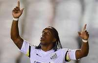 Arouca comemora gol na vitória do Santos