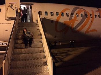 Katya Hemelrijk da Silva se arrasta para embarcar no avião da GOL
