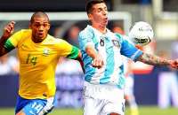 Zagueiro Juan (esq) em ação pela seleção brasileira em amistoso contra a Argentina