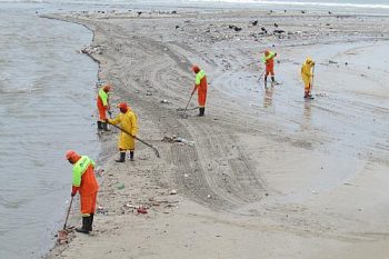 20 agentes e maquinário foram deslocados para realizar limpeza da Praia da Avenida após chuvas