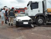 Choque entre carro e caminhão deixa um morto e dois feridos