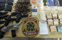Policiais federais apreenderam dinheiro, armas e documentos falsos