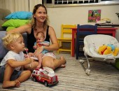 A tradutora Eva Holzova com os filhos Antonio, de 2 anos, e Stella, de 5 meses, que nasceu de parto normal
