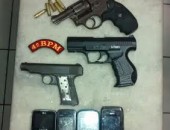 As armas foram encontradas com os adolescentes