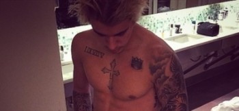 Justin Bieber posou para a campanha da Calvin Klein só de cueca