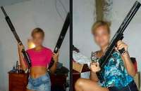 Em uma das fotos e jovem aparece ostentando duas escopetas semelhantes às que foram apreendidas