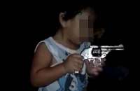 Pai pediu a guarda do filho depois que teve acesso ao vídeo em que a criança segura uma arma em João Pessoa