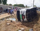 Acidente com micro-ônibus deixa seis pessoas feridas