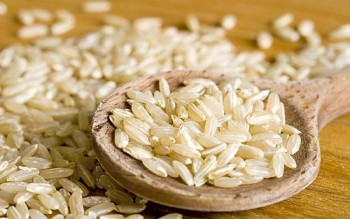 Na hora de comprar, prefira o arroz de formato alongado, grãos íntegros e tom perolado
