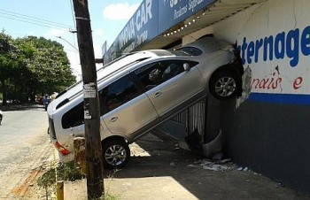 Veículo atingiu parede de oficina mecânica, no Jardim Bela Vista