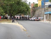 Moradores da comunidade do Bolão protestam contra fechamento de posto
